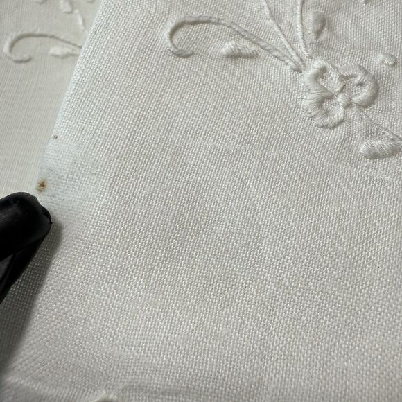 Embroidered Linen‎ Napkins – Set of 12-White Floral Scallop Edge 20 x 13 - Picture 5 of 9